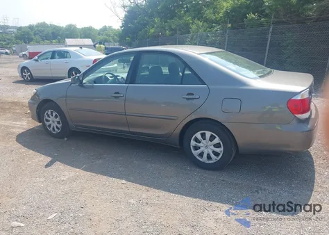2005 Toyota Camry Le z USA, uszkodzony, nr VIN 4T1BE30K85U532198